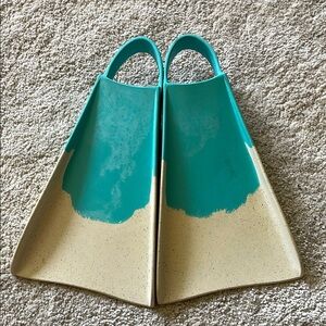 Yucca medium soft fins teal and off white